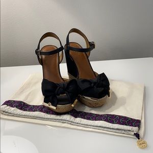 Tory Burch Penny wedge black and gold